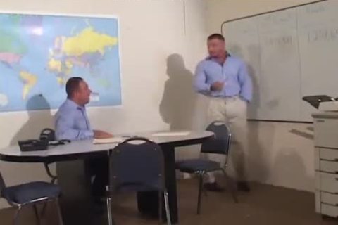 Jefe Y Empleado Montandoselo En La Oficina  gay porn homosexuals gay cumsstunnings swallow guy hunk