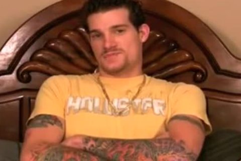 Tattooed Hunk Wants Steamy Sex
