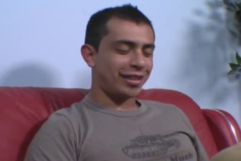 Whiteboi Does Sloppy Deepthroat On A black dick