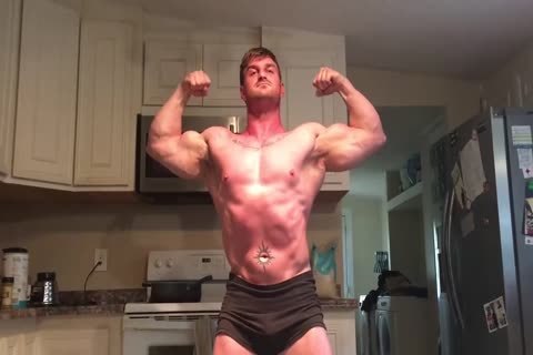 Muscle fellow Rips Off clothes